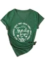 Primer plano de una camiseta verde con cuello en V y estampado Family Trip 2026 con palma - Verde Vintage (Fuente Blanca)