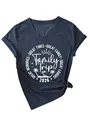 Detalle del diseño Family Trip 2026 en camiseta azul marino de algodón con cuello en V - Azul Marino (Fuente Blanca)