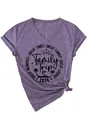 Camiseta morada con cuello en V Family Trip 2026 con estampado de cocoteros escénico - Morado (Fuente Negra)