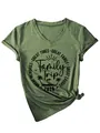 Detalle del estampado Family Trip 2026 en camiseta verde oliva con cuello en V y nudo - Verde Oliva (Fuente Negra)