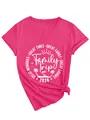 Primer plano de camiseta rosa con cuello en V y diseño de palmeras Family Trip 2026 en blanco - Rojo Rosa (Fuente Blanca)