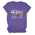 Vue détaillée de l'imprimé graphique 'Future Nurse' sur un t-shirt violet à manches courtes - S / Hauts / Violet (Texte Blanc)
