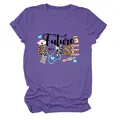 Gros plan d'un t-shirt violet doux avec un motif graphique imprimé « Future Nurse » - S / Hauts / Violet (Texte Noir)