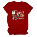 Vue détaillée de l'imprimé Future Nurse sur un t-shirt confortable en coton rouge. - S / Hauts / Rouge (Texte Blanc)