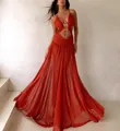Nahaufnahme eines sexy roten Maxikleids mit Cut-outs und einer dekorativen Gold-Schnalle - S / Oberteil Und Unterteil / Rot