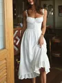 Elegantes weißes Maxikleid im französischen Stil mit Rüschensaum und Knopfunten. - S / Oberteile / Weiß