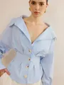 Detailansicht einer blau-weiß gestreiften Bluse mit Reverskragen und Taillierung. - S / Oberteile / Himmelblau