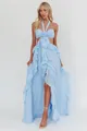 Elegantes hellblaues Neckholder-Maxikleid mit Volant-Details und asymmetrischem Saum. - S / Himmelblau