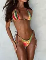 Sexy Bikini-Set mit buntem Stammesmuster und Perlendetails am Modell für den Urlaub - S / Oberteil Und Unterteil / Grüner Druck