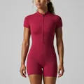 Vista detallada de body de yoga color granate para mujer con cremallera delantera - Rojo carmín
