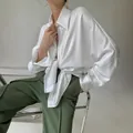Elegantes weiß gestreiftes Satin-Langarmhemd mit schickem Knotendesign vorne für Damen - S / Oberteile / Weiß