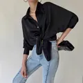 Stilvolles schwarzes gestreiftes Satinthemd für Damen mit langen Ärmeln und Knotendetail - S / Oberteile / Schwarz