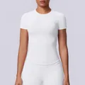 Dettaglio di una t-shirt fitness bianca senza cuciture ad alta elasticità da donna - Taglia S / Top / Bianco Naturale