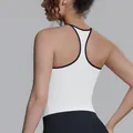 Λεπτομερής όψη του αθλητικού σχεδίου στην πλάτη ενός λευκού γυναικείου αθλητικού τοπ - S / Tops / Χρωματική Αντίθεση (Λευκό/Μαύρο)