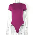 Body ajustado de manga corta color magenta presentado en un maniquí transparente - S / Tops / Rosa rojo