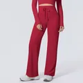 Detailansicht der roten Yoga-Hose mit hoher Taille, Tunnelzug und weitem Beinausschnitt - S / Unterteile / Karminrot