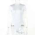 Elegante body blanco de manga corta y corte ajustado en maniquí transparente para mujer - S / Tops / Blanco