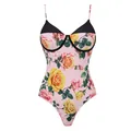 Dichtbij van een roze badpak met levendige gele en roze rozenpatronen voor dames op strand - S / Tops / Spaghettibandjes Badepak