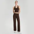 Dames koffiebruine yogaset met halternacktop en wijde sportbroek voor fitness - S / Top en Broek / Nootbruin