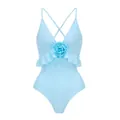 Dettaglio del costume da bagno intero celeste con rosa in tessuto 3D e volant decorati - Taglia S / Top / Blu