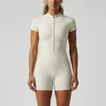 Vista detallada de mono de yoga beige de manga corta con media cremallera para mujer - Marfil Claro
