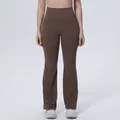 Vue de face d'un pantalon de yoga évasé à taille haute respirant marron pour le fitness - S / Bas / Brun Ébène