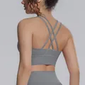Vista dettagliata del retro di un reggiseno sportivo grigio con spalline incrociate. - Taglia S / Top / Grigio titanio