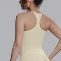 Detailansicht des beigen Yoga-Tops mit Racerback, zeigt Rückendesign und Stofftextur - S / Oberteile / Khaki