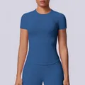 Dettaglio di una t-shirt sportiva blu senza cuciture e molto elastica per yoga e fitness - grigio-blu