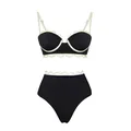 Detailweergave van een zwarte bikini met hoge taille en witte schulprand details - S / Boven- En Onderstuk / Tweeledige Bikini