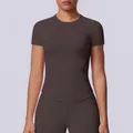 Vista dettagliata della t-shirt sportiva color caffè senza cuciture ad alta elasticità - marrone cioccolato