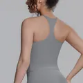 Detailansicht der Rückseite des grauen Racerback-Sport-Tanktops für Yoga und Fitness - S / Oberteile / Titangrau