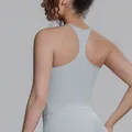 Nahaufnahme des Racerback-Designs an einem hellgrauen, eng anliegenden Yoga-Top für Damen - S / Oberteile / Nashorn-Grau