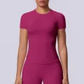 Primo piano della t-shirt sportiva magenta senza cuciture slim-fit per yoga - Bacche Selvatiche