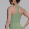 Detailansicht des Racerback-Designs eines salbeigrünen atmungsaktiven Yoga-Tops für Damen - S / Oberteile / Zederngrün