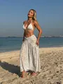 Gedetailleerde weergave van een witte driedelige bikiniset met lange rok op een strand - S / Boven- En Onderstuk / Abrikoos