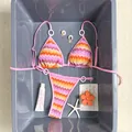 Detaillierte Darstellung eines pinkfarbenen Zickzack-Bikinis mit Strandurlaub-Accessoires - M / Oberteil Und Unterteil / Rosa Verlauf