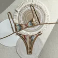 Detailansicht des böhmischen Häkelwellenmusters auf einem Bikini-Set im Vintage-Stil - S / Oberteil Und Unterteil / Braun