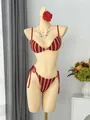 Detaillierte Ansicht des rot gestreiften Häkel-Bikinis auf einer Schaufensterpuppe - S / Oberteil Und Unterteil / Rot