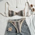 Detailaufnahme eines Bohème-Häkel-Bikini-Sets mit Retrowellenmuster auf weißem Stoff - S / Oberteil Und Unterteil / Aprikose