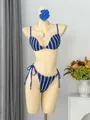 Blau-weiß gestreifter Häkel-Bikini an einer Schaufensterpuppe für Strand- und Urlaubsstil - S / Oberteil Und Unterteil / Blau