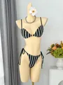 Detailaufnahme eines stilvollen schwarz-weiß gestreiften Bikinis für den Strand. - S / Oberteil Und Unterteil / Schwarz