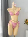 Nahaufnahme eines rosa gestreiften Bikinis mit Muschelkette auf einer Schaufensterpuppe. - S / Oberteil Und Unterteil / Rosa