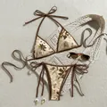 Detalle del conjunto de bikini de 3 piezas con lentejuelas, pareo de ganchillo y bordado - S / Top Y Pantalón / Marrón