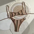 Dettaglio del set bikini all'uncinetto con iconico motivo a zigzag vintage - Taglia S / Top E Pantaloni / Righe Marrone Verde