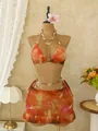 Nahaufnahme eines böhmischen 3-teiligen Bikinis mit Rüschenrock in Orange und Batikoptik - XS / Oberteil Und Unterteil / Bronze