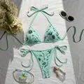 Vista detallada de un conjunto de bikini verde menta con bordado floral de lentejuelas y lazos - S / Top Y Pantalón / Verde esmeralda