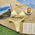 Vista detallada del bordado de encaje floral amarillo en un bikini sexy junto a la piscina - S / Top Y Pantalón / Amarillo