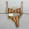 Vista dettagliata del bikini bohémien vintage all'uncinetto con motivo a zigzag mare - Taglia S / Top E Pantaloni / Righe Caffè Arancione