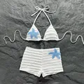 Detalle de un conjunto de bikini blanco fruncido con apliques de estrellas de mar azules - S / Top Y Pantalón / Blanco